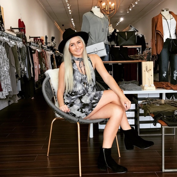 MEET YOUR POSHER! - Picture 3 of 4